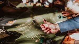 Pengguna membaca aturan bonus di ponsel